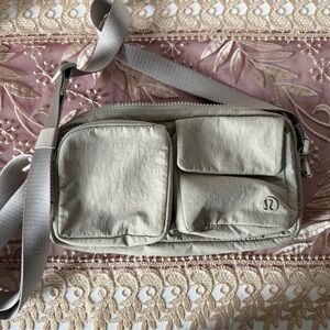 lululemon athletica multi-pocket crossbody bag 2.5L